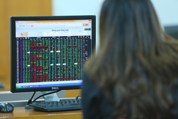 Mất đà cuối phiên, chỉ số VN-Index may mắn giữ được sắc xanh ảnh 1