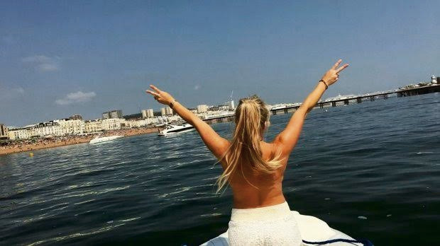 Hàng trăm người tham gia chiến dịch để ngực trần trên bãi biển ảnh 1