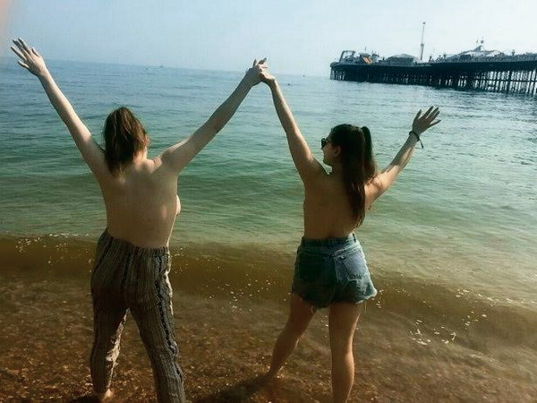 Hàng trăm người tham gia chiến dịch để ngực trần trên bãi biển ảnh 2