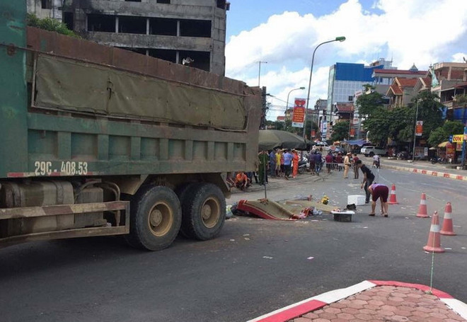 Tai nạn ở ngã tư Xuân Mai: Xe tải cán chết tại chỗ 3 người đi xe máy ảnh 1