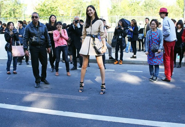 Ngắm dàn sao khoe "gu" thời trang tại các tuần lễ thời trang ảnh 11