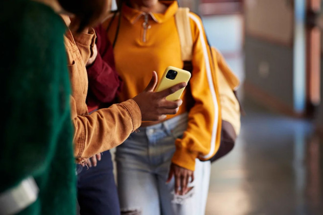 tre em_dien thoai thong minh 2.png