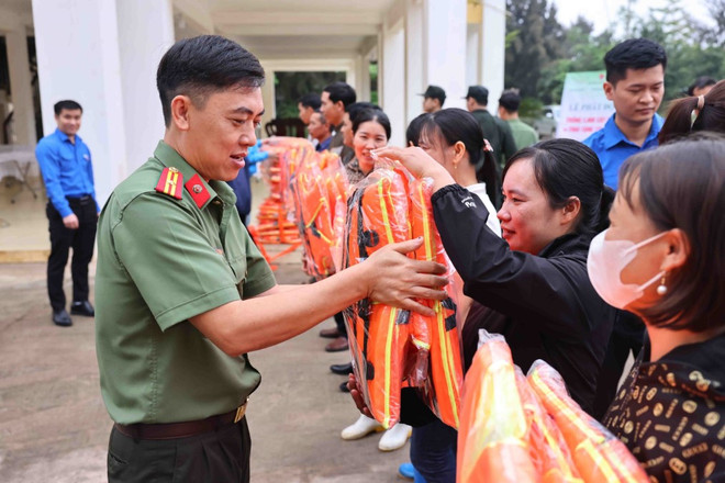 ttxvn_thanh nien_trao tang ao phao_ninh binh.jpg