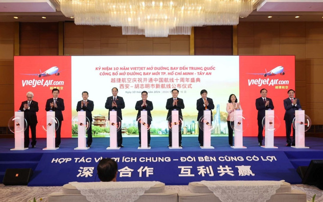 Chủ tịch Quốc hội Vương Đình Huệ và các đại biểu chúc mừng Hãng Hàng không Vietjet nhân dịp 10 năm mở đường bay tới Trung Quốc và thực hiện nghi thức công bố mở đường bay mới tới Thiểm Tây. (Ảnh: Nhan Sáng/TTXVN) chu tich quoc hoi_thuc day hop tac viet nam-trung quoc 4.jpg