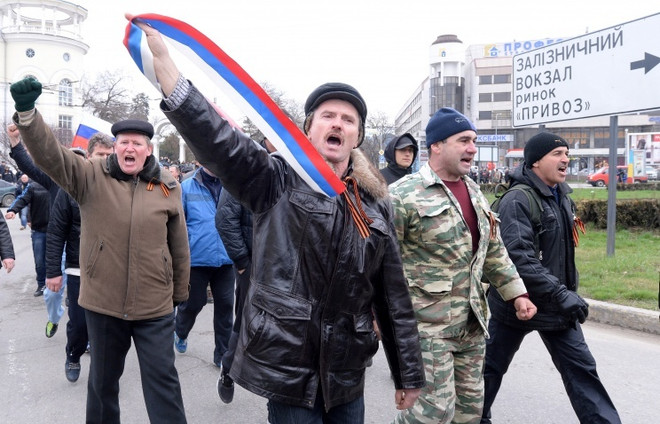 Tuần hành lớn ở Crimea ủng hộ việc sáp nhập vào Nga ảnh 1