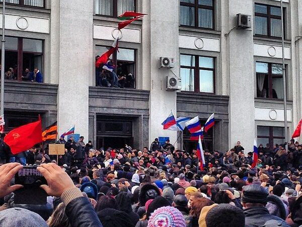 Người biểu tình chiếm tòa nhà chính quyền Lugansk ở Ukraine ảnh 1