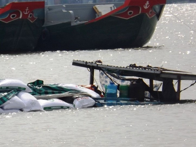 Ghe chở 25 tấn hàng bị chìm trên sông Hậu vì va phải tàu biển ảnh 1