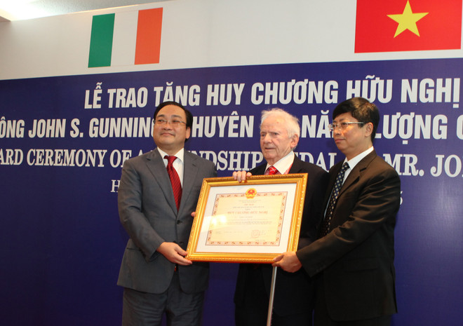 Trao Huân chương Hữu nghị tặng chuyên gia năng lượng Ireland ảnh 1
