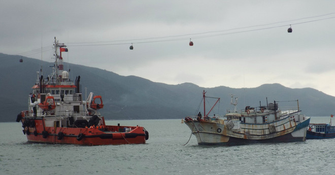 Quảng Bình: Lai dắt tàu cá bị chìm ở cửa biển Nhật Lệ ảnh 1