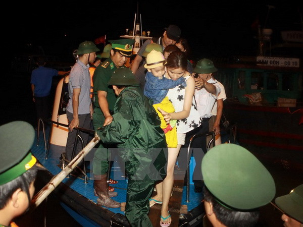 [Video] Hơn 250 khách du lịch mắc kẹt tại Cô Tô trở về đất liền ảnh 1