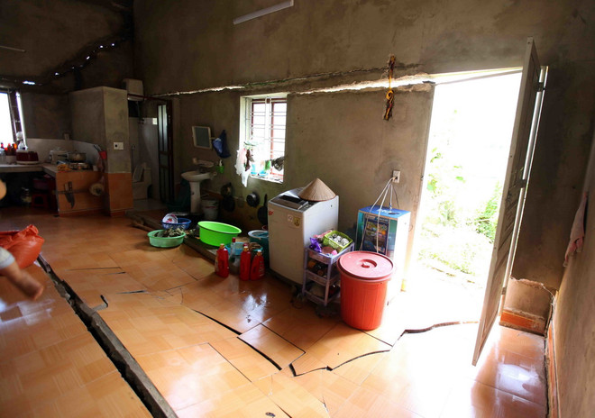 Lai Châu: Hơn 60 hộ dân bản Nà Phạ nơm nớp lo bị sụt lún nhà ảnh 1