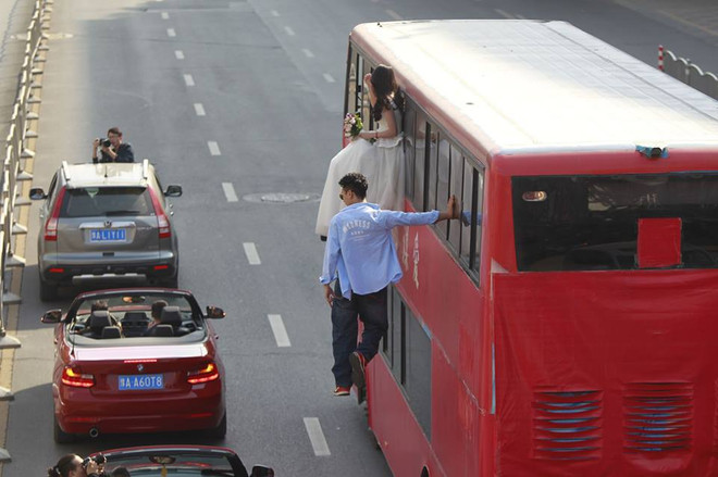 [Photo] Giật mình "đám cưới bay" mà không cô dâu nào dám thử ảnh 2
