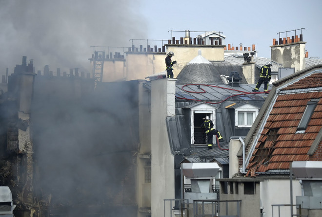 [Photo] Nổ khí gas tại tòa nhà chung cư giữa trung tâm Paris ảnh 1