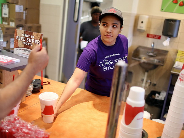 Anh nâng lương tối thiểu vì bị chỉ trích "thắt lưng buộc bụng" ảnh 1