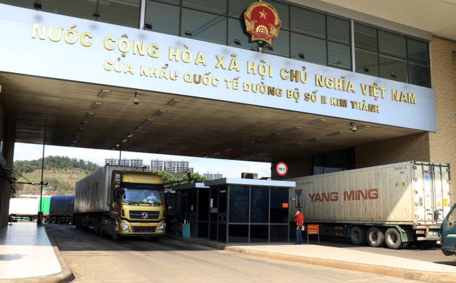 Các xe hàng nông sản chờ làm thủ tục xuất khẩu sang Trung Quốc. (Ảnh: Quốc Khánh/TTXVN) Lập kịch bản phát triển kinh tế-xã hội phù hợp diễn biến dịch bệnh ảnh 1