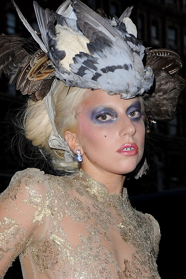 Muôn kiểu phụ kiện tô điểm mái tóc của các sao Hollywood ảnh 12