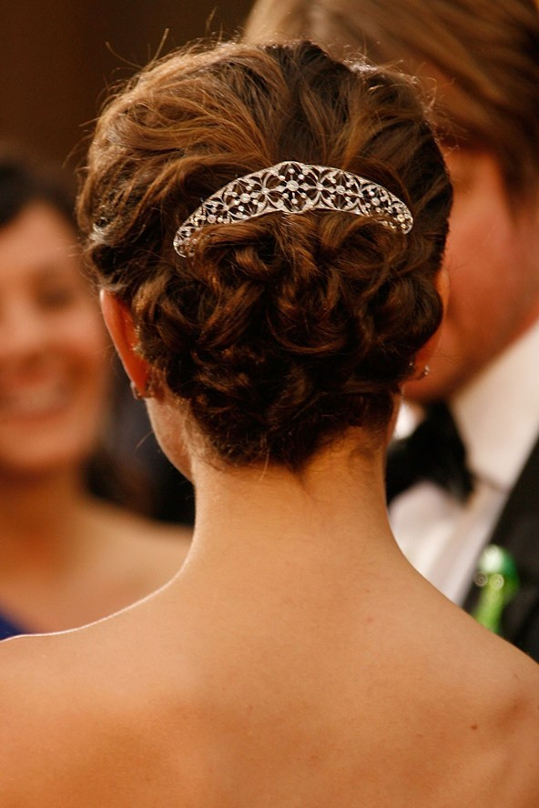 Muôn kiểu phụ kiện tô điểm mái tóc của các sao Hollywood ảnh 10