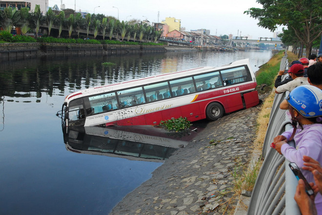 Xe khách lao xuống kênh, tài xế và phụ xe phá cửa thoát thân ảnh 1