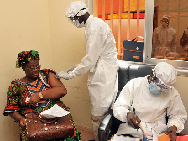WHO công bố đã tìm thấy vaccine chống Ebola hiệu quả 100% ảnh 1