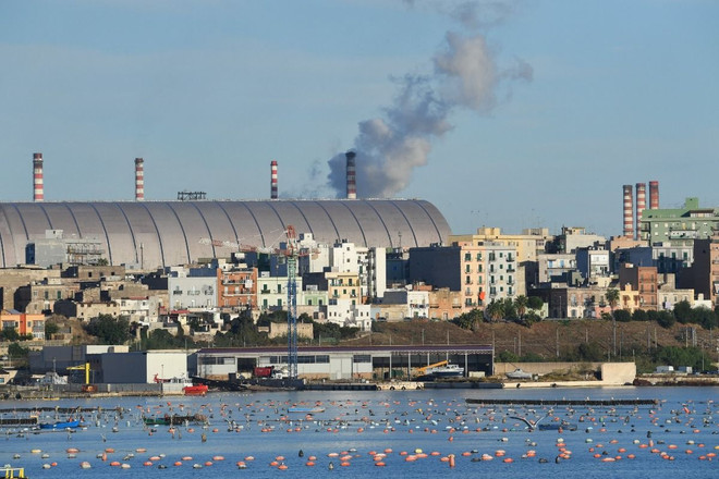 Nhà máy thép Ilva tại thành phố Taranto, miền Nam Italy. (Ảnh: AFP/TTXVN) nha may thep ilva_taranto.jpg