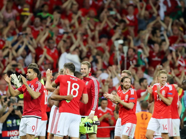 Các cầu thủ của Xứ Wales mừng chiến công lịch sử lọt vào vòng 1/8 ngay ở lần đầu dự EURO. (Nguồn: EPA/TTXVN) EURO 2016: Thể thức mới đem lại lợi thế cho những đội nhỏ ảnh 1