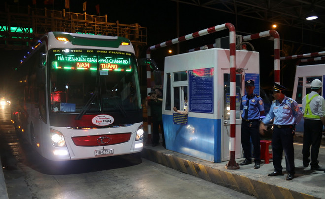 Trạm thu phí BOT Cai Lậy bất ngờ hoạt động trở lại vào nửa đêm ảnh 1