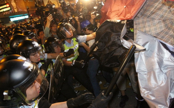 Người biểu tình Hong Kong “tấn công du kích” suốt đêm ảnh 1