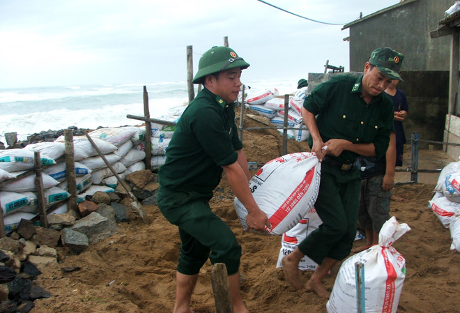 Bão số 4 sẽ đi vào đất liền Nam Trung Bộ trong 12 giờ tới ảnh 1