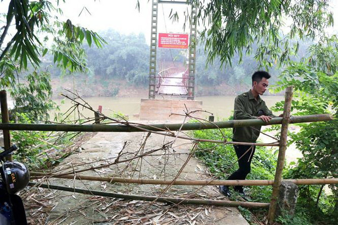 Vụ học sinh leo thang tre qua cầu chờ sập: Chính quyền lập chốt chặn ảnh 1
