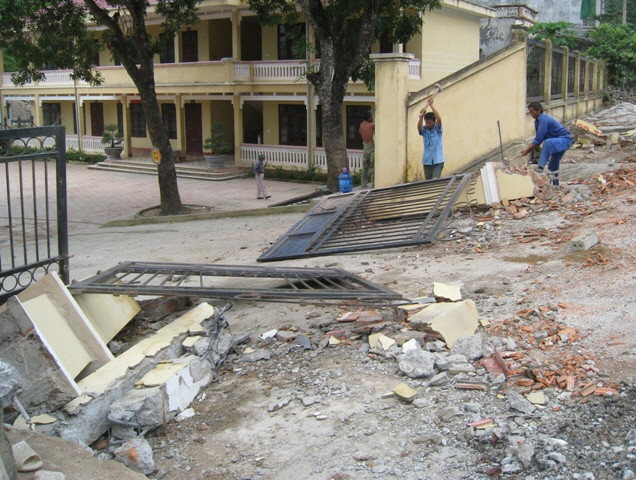 Trụ cổng trường bất ngờ gãy đổ đè chết một học sinh lớp 1 ảnh 1