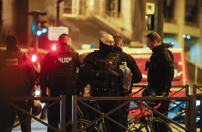 Pháp dự kiến bỏ giới hạn thời gian cho tình trạng khẩn cấp ảnh 1