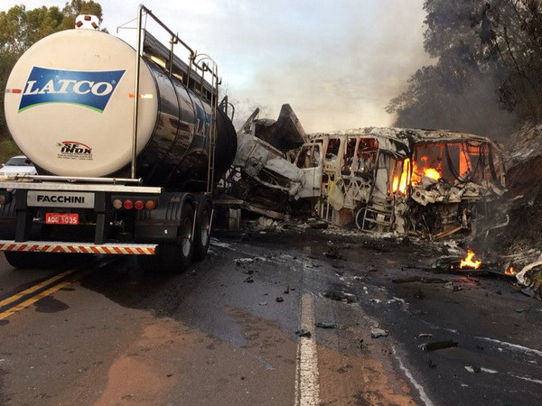 Tai nạn khủng khiếp khi xe buýt chở bệnh nhân đâm xe bồn ở Brazil ảnh 1