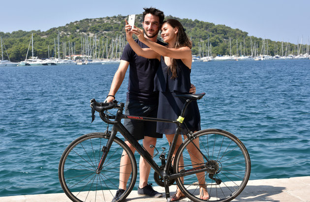 Chàng thanh niên đạp xe dọc châu Âu để cầu hôn bạn gái ảnh 1