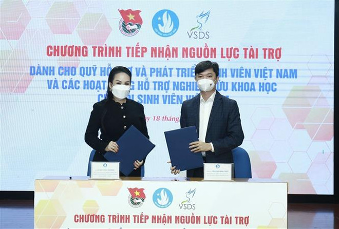 Bí thư Trung ương Đoàn, Chủ tịch Hội Sinh viên Việt Nam Nguyễn Minh Triết và Phó Chủ tịch Hội đồng Quản trị Công ty Cổ phần Đầu tư và Kinh doanh Golf Long Thành Lê Nữ Thùy Dương ký kết thoả thuận hỗ trợ. (Ảnh: TTXVN) 20 tỷ đồng hỗ trợ sinh viên có hoàn cảnh khó khăn và hoạt động Hội ảnh 1