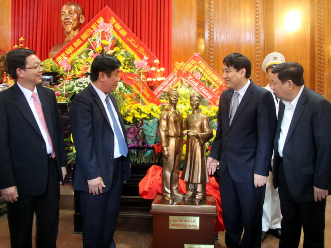 Nghệ An tiếp nhận mẫu tượng Nguyễn Tất Thành-Nguyễn Sinh Sắc ảnh 1