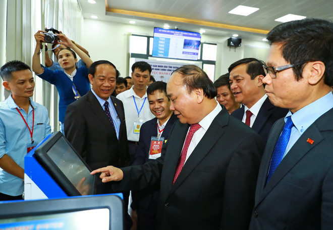 Thủ tướng Nguyễn Xuân Phúc và các đại biểu thăm Trung tâm hành chính công tỉnh Quảng Nam. (Ảnh:Thống Nhất/TTXVN) Thủ tướng Nguyễn Xuân Phúc kêu gọi các nhà đầu tư đến với Quảng Nam ảnh 3