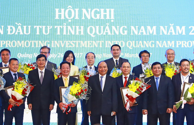 Thủ tướng Nguyễn Xuân Phúc với các nhà đầu tư nhận giấy chứng nhận đăng ký đầu tư. (Ảnh:Thống Nhất/TTXVN) Thủ tướng Nguyễn Xuân Phúc kêu gọi các nhà đầu tư đến với Quảng Nam ảnh 2