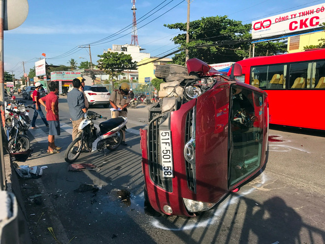 Ôtô nổ lốp mất lái đâm xe máy, một người tử vong trên Quốc lộ 13 ảnh 1