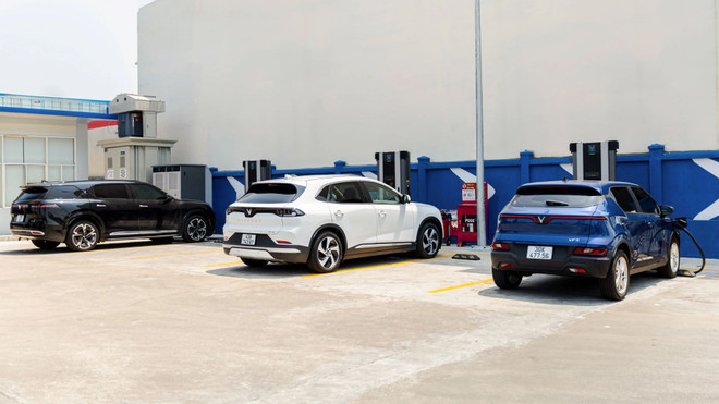 Trụ sạc siêu nhanh 360kW có thể tự phân bổ công suất sạc phù hợp tùy theo số lượng xe sạc cùng thời điểm. vinfast_tru sac sieu nhanh_da nang 5.jpg