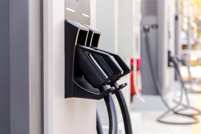 Cận cảnh súng sạc trên trụ sạc siêu nhanh 360kW. vinfast_tru sac sieu nhanh_da nang 2.jpg