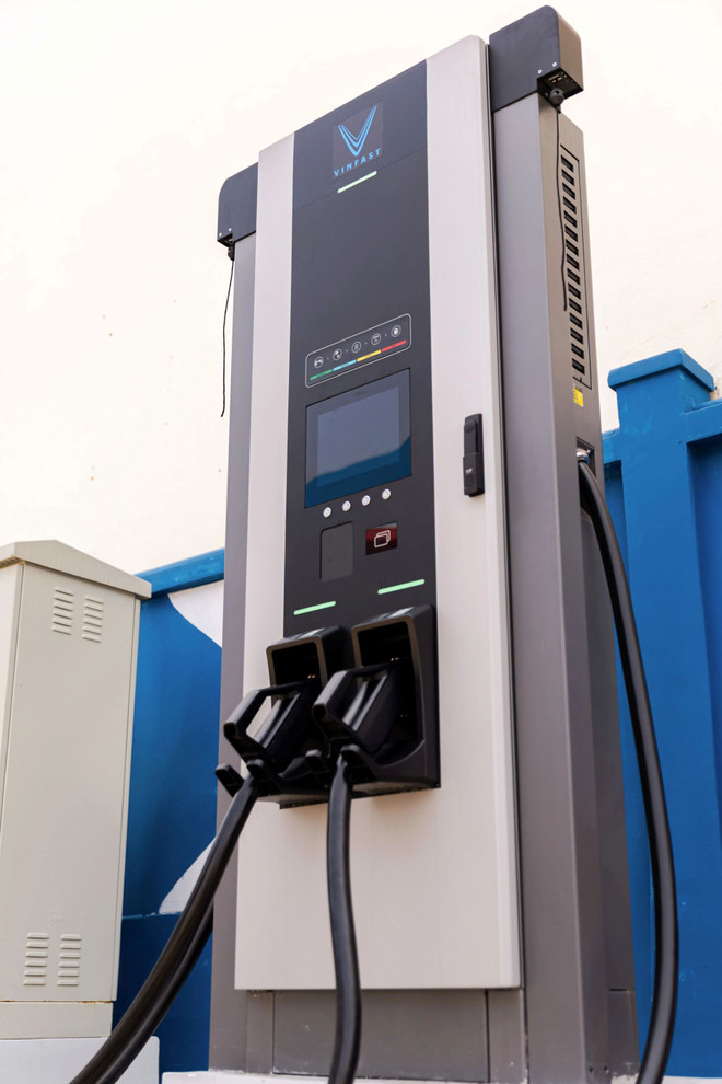 Thiết kế của trụ sạc siêu nhanh 360kW mỏng, gọn và hiện đại hơn. vinfast_tru sac sieu nhanh_da nang 3.jpg