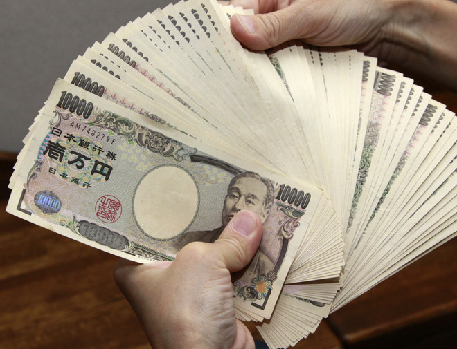 Đồng tiền mệnh giá 10.000 yen Nhật Bản. (Ảnh: AFP/TTXVN) nhat ban_dong yen.jpg