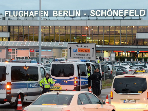 Đức siết chặt an ninh sau khi nghi can khủng bố tẩu thoát ảnh 1