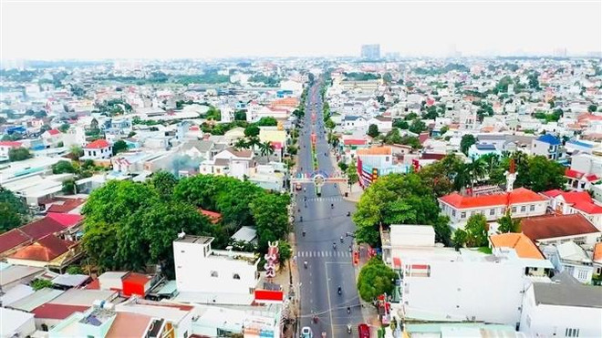 Ngày 27/4/2023, thành phố Dĩ An (tỉnh Bình Dương) tổ chức Lễ công bố Quyết định của Thủ tướng Chính phủ về việc công nhận thành phố Dĩ An trở thành đô thị loại 2 trực thuộc tỉnh Bình Dương. (Ảnh: TTXVN phát) 48 năm thống nhất đất nước: Bình Dương vươn mình phát triển mạnh mẽ ảnh 3