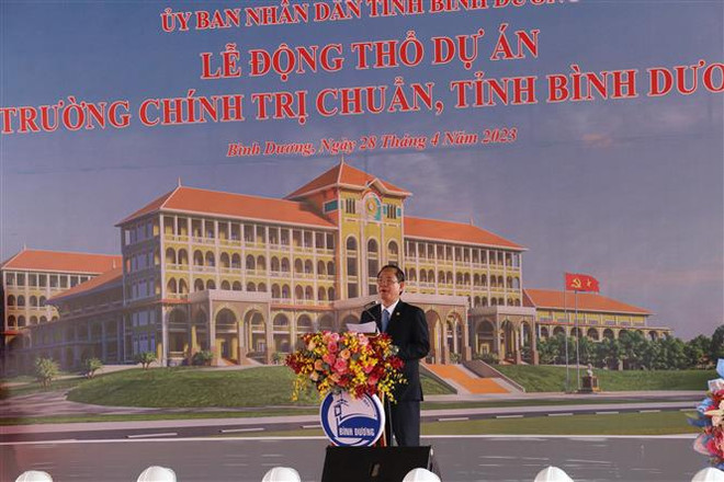 Phó Chủ tịch Ủy ban Nhân dân tỉnh Bình Dương Nguyễn Văn Dành phát biểu tại lễ khởi công dự án Trường chính trị chuẩn tỉnh Bình Dương, ngày 28/4/2023. (Ảnh: Chí Tưởng/TTXVN) 48 năm thống nhất đất nước: Bình Dương vươn mình phát triển mạnh mẽ ảnh 1