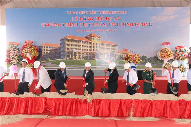 Lễ khởi công Trường Chính trị chuẩn tỉnh Bình Dương nhằm chào mừng 48 năm Ngày giải phóng miền Nam, thống nhất đất nước. (Ảnh: Chí Tưởng/TTXVN) 48 năm thống nhất đất nước: Bình Dương vươn mình phát triển mạnh mẽ ảnh 2