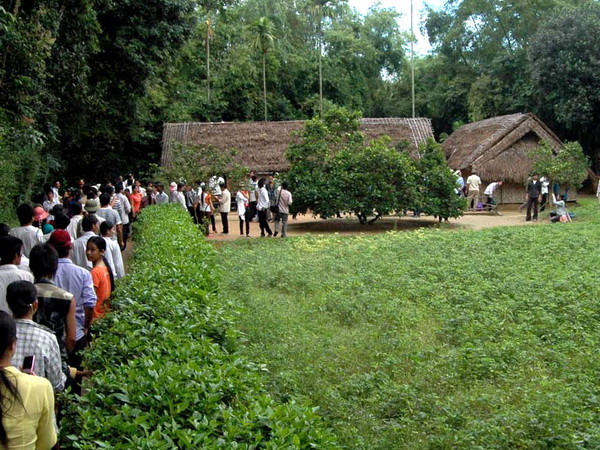 Thanh thiếu niên Việt Kiều xúc động, thành kính về thăm quê Bác ảnh 1