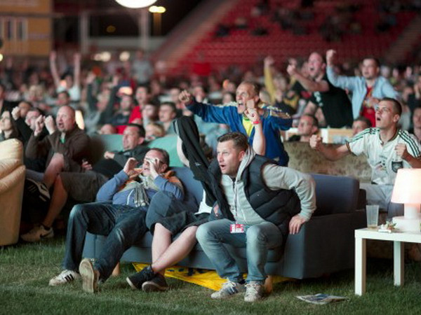 Mang sofa đến sân vận động để xem chung kết World Cup ảnh 1