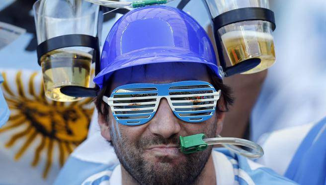 World Cup 2014 - World Cup của bóng đá, bia và ẩu đả ảnh 1