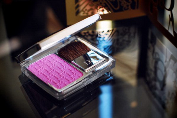 Gương mặt thêm phần rạng rỡ với đôi má ửng hồng màu nắng xuân ảnh 1